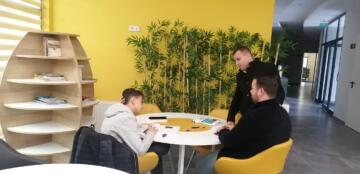 Kula Kaymakamı Birkan Tatlısöz Kula’da Kalan Deprem Mağduru Vatandaşları Ziyaret Etti