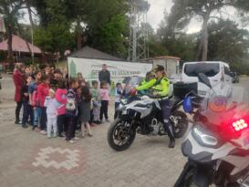 Depremzede Çocuklara Tiyatro Gösterisi Yapıldı