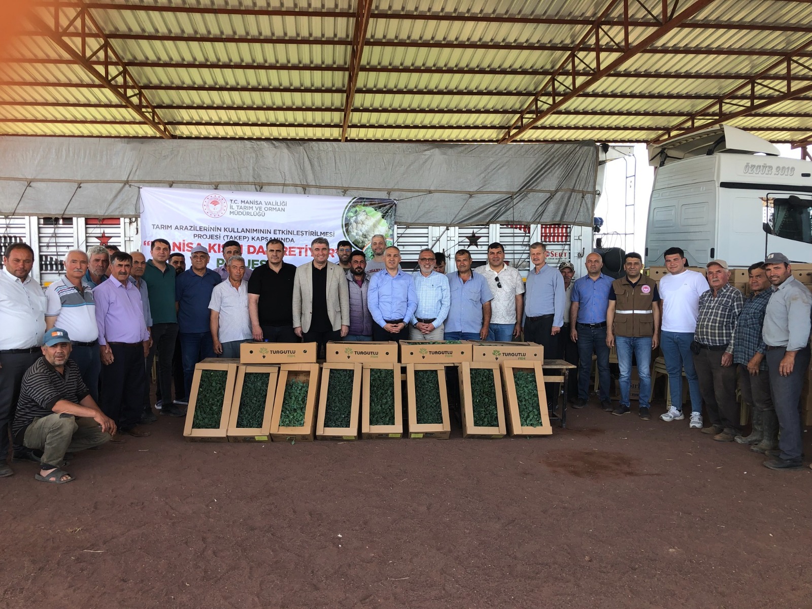 Manisa kışında üretiyor projesi kapsamında sebze fidesi dağıtımı yapıldı