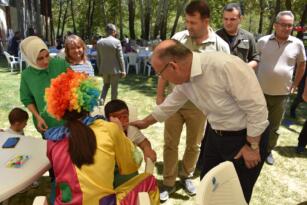 Vali Yaşar Karadeniz ve Eşi Zehra Karadeniz, Koruyucu Aileler ve Çocuklarıyla Piknikte Buluştu