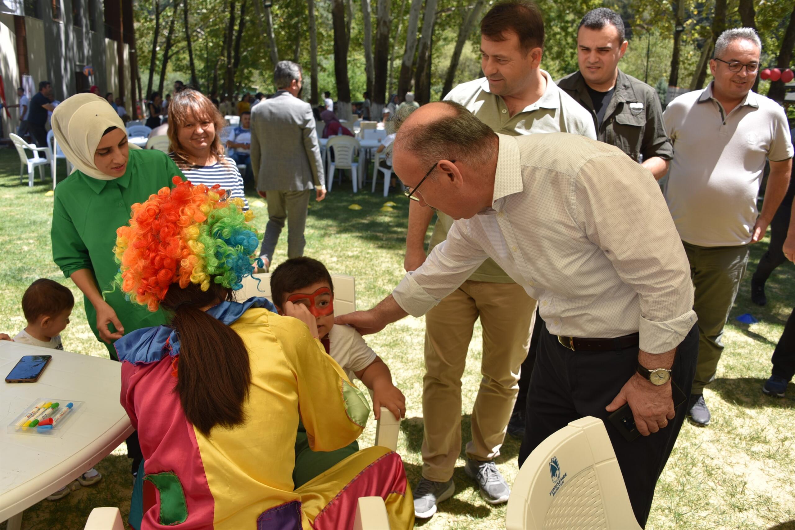 Vali Yaşar Karadeniz ve Eşi Zehra Karadeniz, Koruyucu Aileler ve Çocuklarıyla Piknikte Buluştu