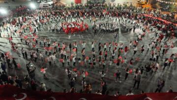 BİNLERCE KULALI, 100. YIL COŞKUSUNU ZEYBEK OYNAYARAK KUTLADI.