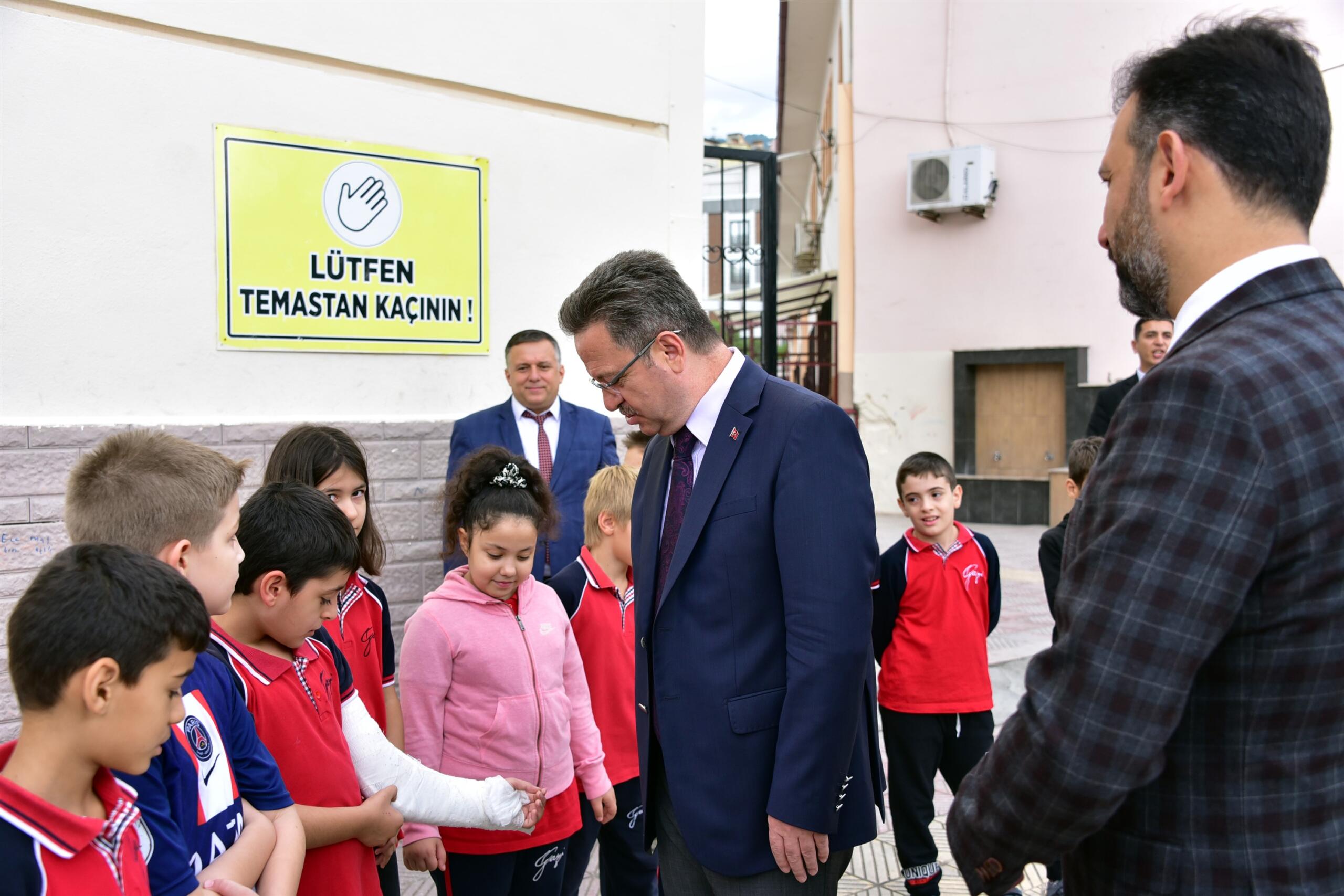 Vali Ünlü Miniklerin Ders Heyecanın Paylaştı