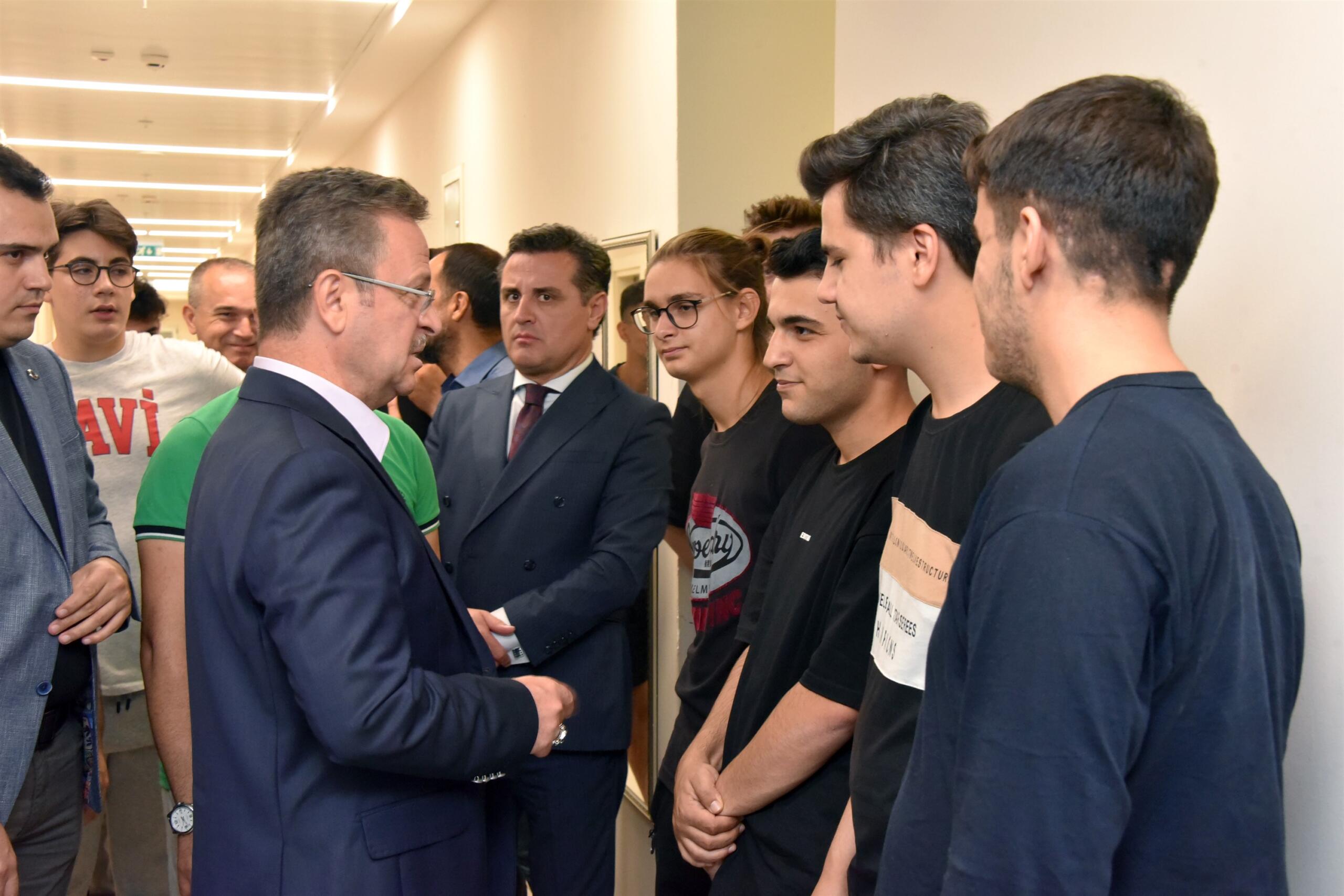 Vali Ünlü, KYK’da Öğrencilerle Buluştu