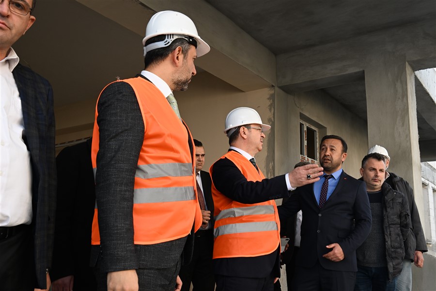 Vali Ünlü, Okulları Ziyaret Etti