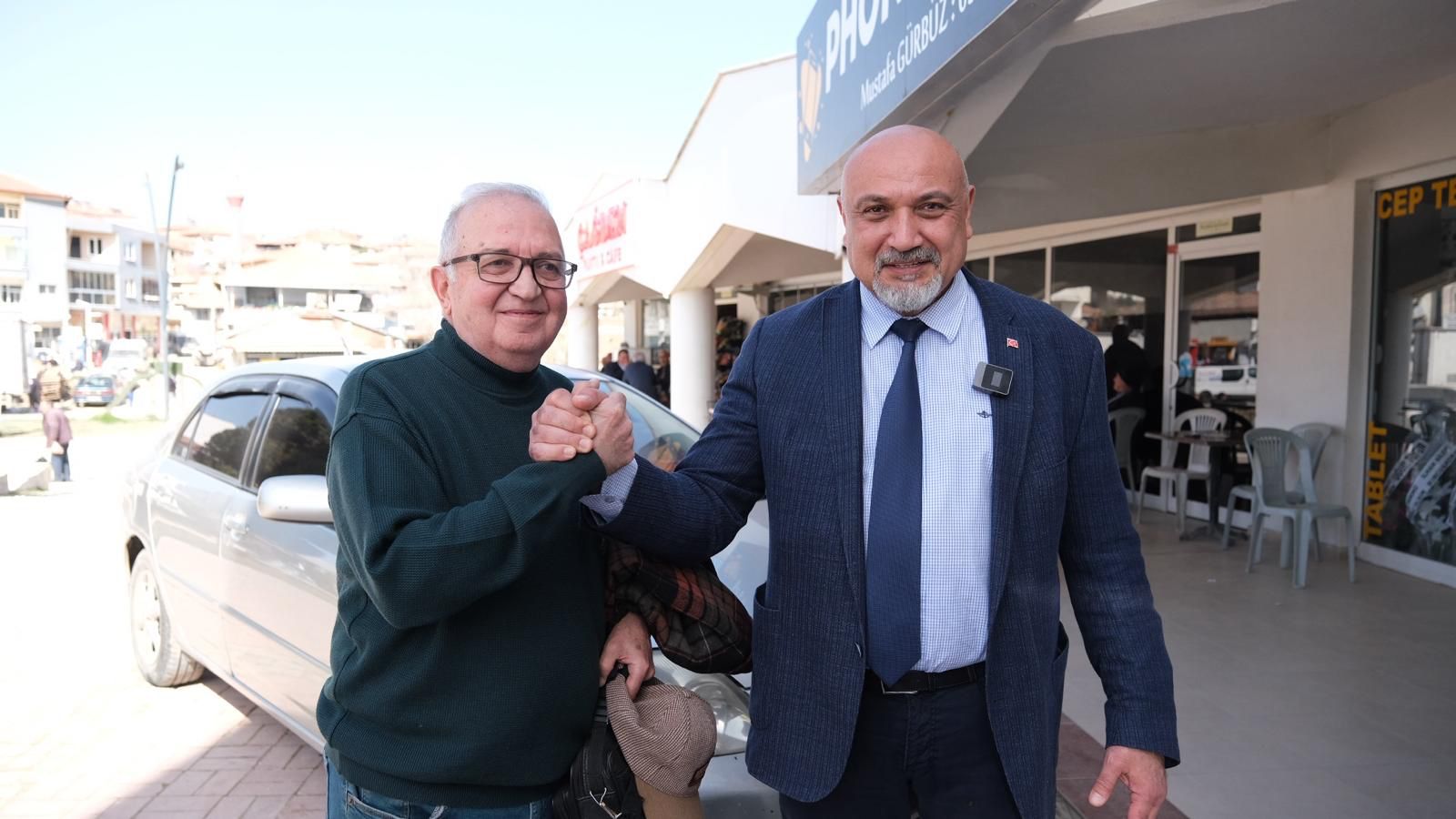 İYİ Partili Özcan’ı vatandaşlar bağrına bastı