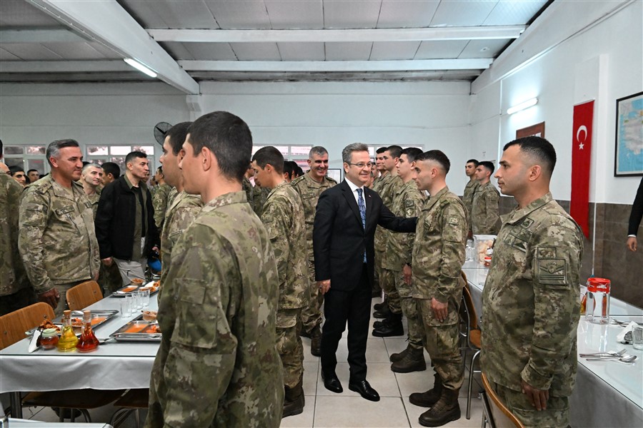 Vali Ünlü, Vatani Görevini Yapan Er ve Erbaşlarla İftar Yaptı