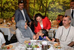 Vali Enver Ünlü ve Eşi Sema Ünlü, 30 Haziran Koruyucu Aileler Gününde Koruyucu Aileler ve Çocukları ile Bir Araya Geldi