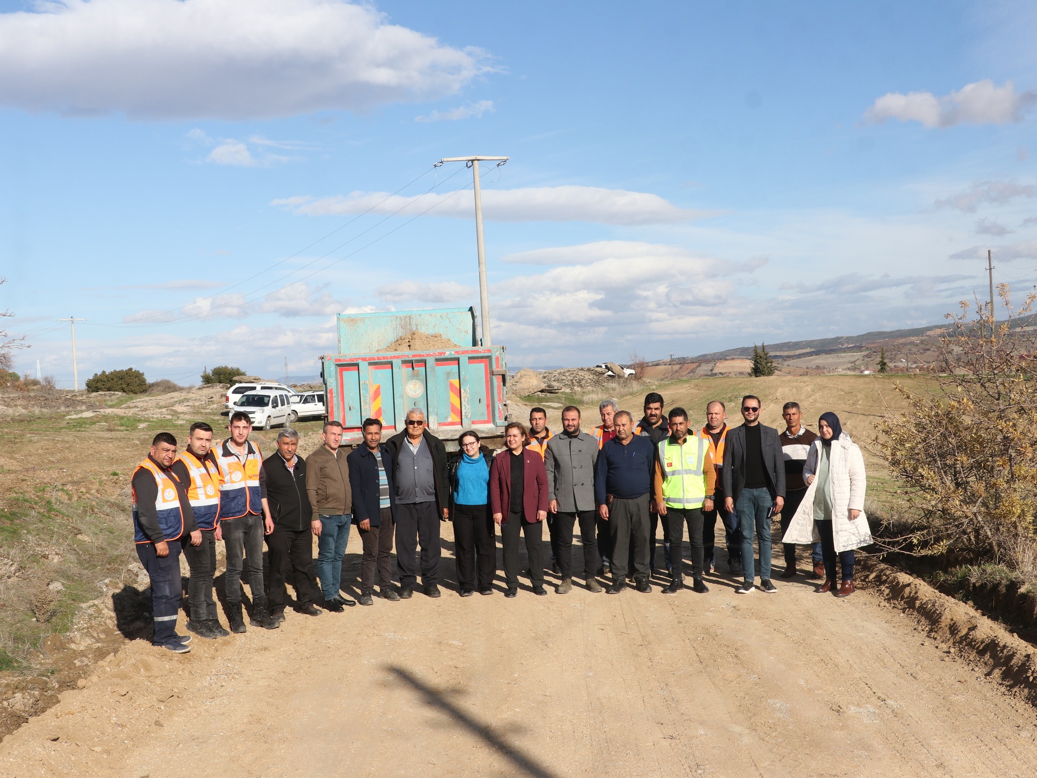 Kula’da Yollar Yapılıyor, Yüzler Gülüyor