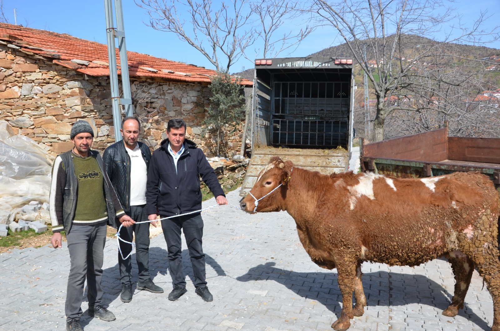 KULA’DA YILDIRIMIN YARALARINI AK PARTİ TEŞKİLATI SARDI