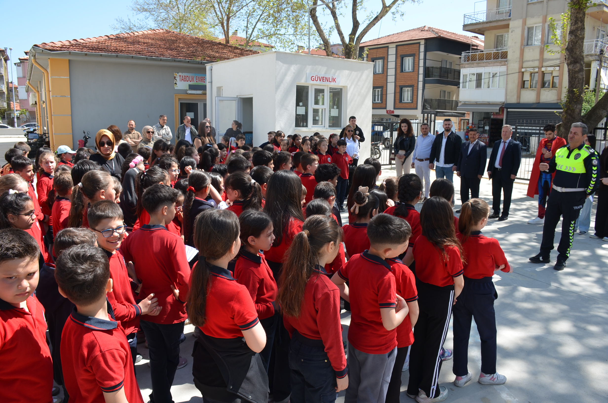 MİNİK ADIMLAR GÜVENLİ YOLLAR SOSYAL SORUMLULUK PROJESİ