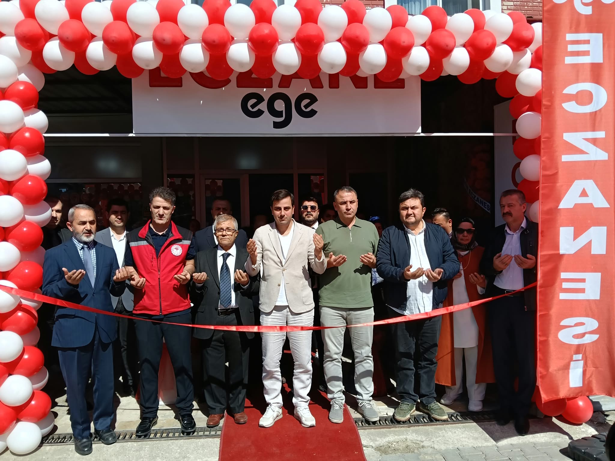 EGE ECZANESİ YENİ YERİNDE   